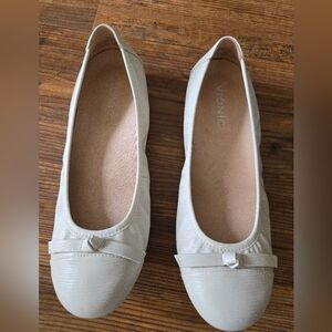 NEW Vionic US 7.5 Wide Women's Classic Cream Flats, Leather, Support, Ergonomic